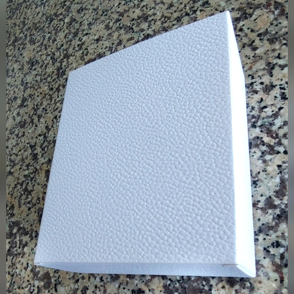 Dior - Textured White Gift Box - Picture 6 of 8